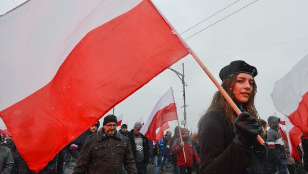 Una participante de la Marcha de la Independencia en Varsovia en 2016 - Sputnik Mundo