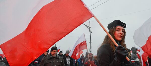 Una participante de la Marcha de la Independencia en Varsovia en 2016 - Sputnik Mundo