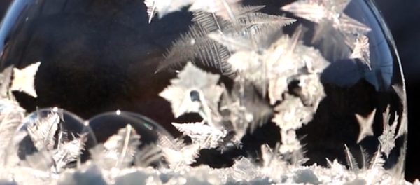 Las 'bolas de hielo' navideñas: ¡así se congela una burbuja de jabón! - Sputnik Mundo