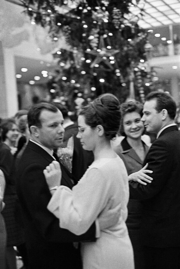 Yuri Gagarin y su esposa Valentina Gagárina en el tradicional baile de Año Nuevo del Kremlin, en 1965 - Sputnik Mundo