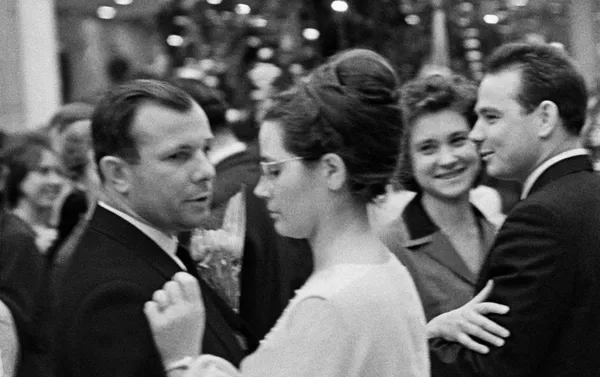 Yuri Gagarin y su esposa Valentina Gagárina en el tradicional baile de Año Nuevo del Kremlin, en 1965 Yuri Gagarin y su esposa Valentina Gagárina en el tradicional baile de Año Nuevo del Kremlin, en 1965 - Sputnik Mundo