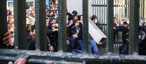 Iranian students scuffle with police at the University of Tehran during a demonstration driven by anger over economic problems Iranian students scuffle with police at the University of Tehran during a demonstration driven by anger over economic problems - Sputnik Mundo