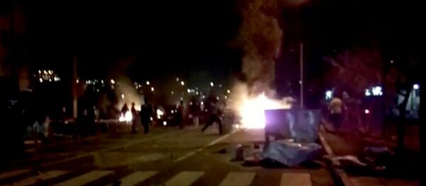 Protesters are seen on street in Tuyserkan, Iran - Sputnik Mundo