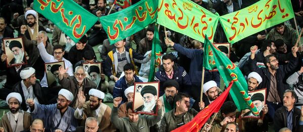 Los seguidores del presidente de Irán, Hasán Rohaní, durante las protestas en el país - Sputnik Mundo