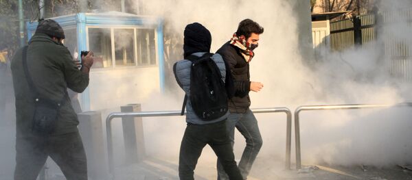 Estudiantes participan de las protestas en Irán - Sputnik Mundo
