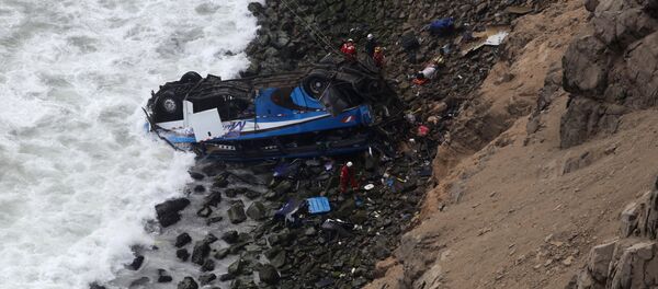 Caída de un autobús al abismo en Perú Caída de un autobús al abismo en Perú - Sputnik Mundo