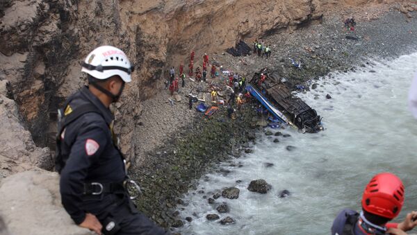 Caída de un autobús al abismo en Perú Caída de un autobús al abismo en Perú - Sputnik Mundo