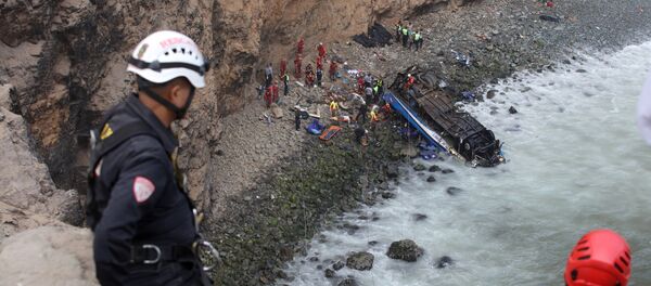 Caída de un autobús al abismo en Perú - Sputnik Mundo
