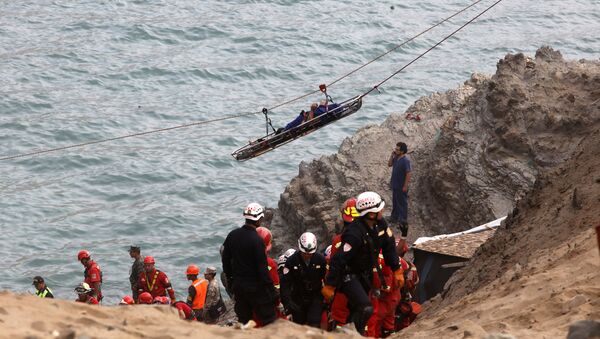 Caída de un autobús al abismo en Perú - Sputnik Mundo