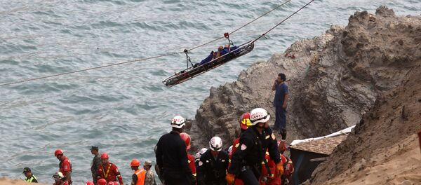 Caída de un autobús al abismo en Perú - Sputnik Mundo