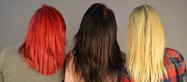 Tres mujeres vistas por detrás - Sputnik Mundo