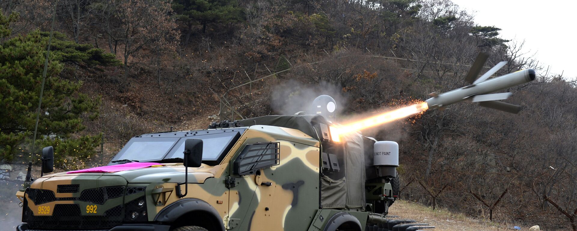 Un misil antintanque israeli Spike, lanzado desde un todoterreno blindado (imagen referencial) - Sputnik Mundo, 1920, 05.06.2025