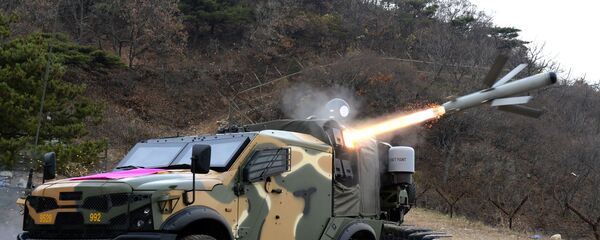 Un misil antintanque israeli Spike, lanzado desde un todoterreno blindado (imagen referencial) - Sputnik Mundo