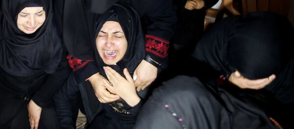 Familiares del activista palestino Ibrahim Abu Thuraya abatido por las tropas israelíes - Sputnik Mundo