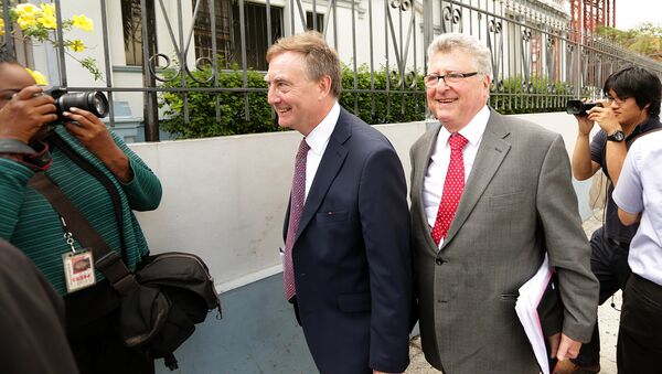 James Lewis (izquierda), abogado y ex soldado británico, nuevo jefe del poder judicial en las islas Malvinas (archivo) - Sputnik Mundo