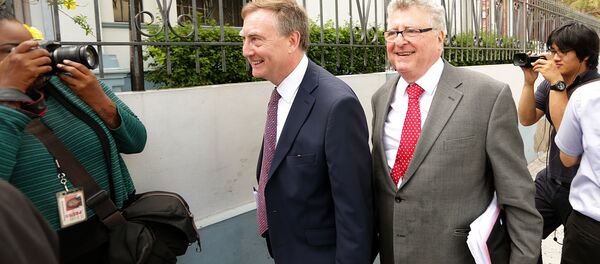 James Lewis (izquierda), abogado y ex soldado británico, nuevo jefe del poder judicial en las islas Malvinas (archivo) James Lewis (izquierda), abogado y ex soldado británico, nuevo jefe del poder judicial en las islas Malvinas (archivo) - Sputnik Mundo