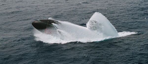El submarino USS Columbus realiza una emersión de emergencia en las costas de Hawái, 4 de junio de 1998 - Sputnik Mundo