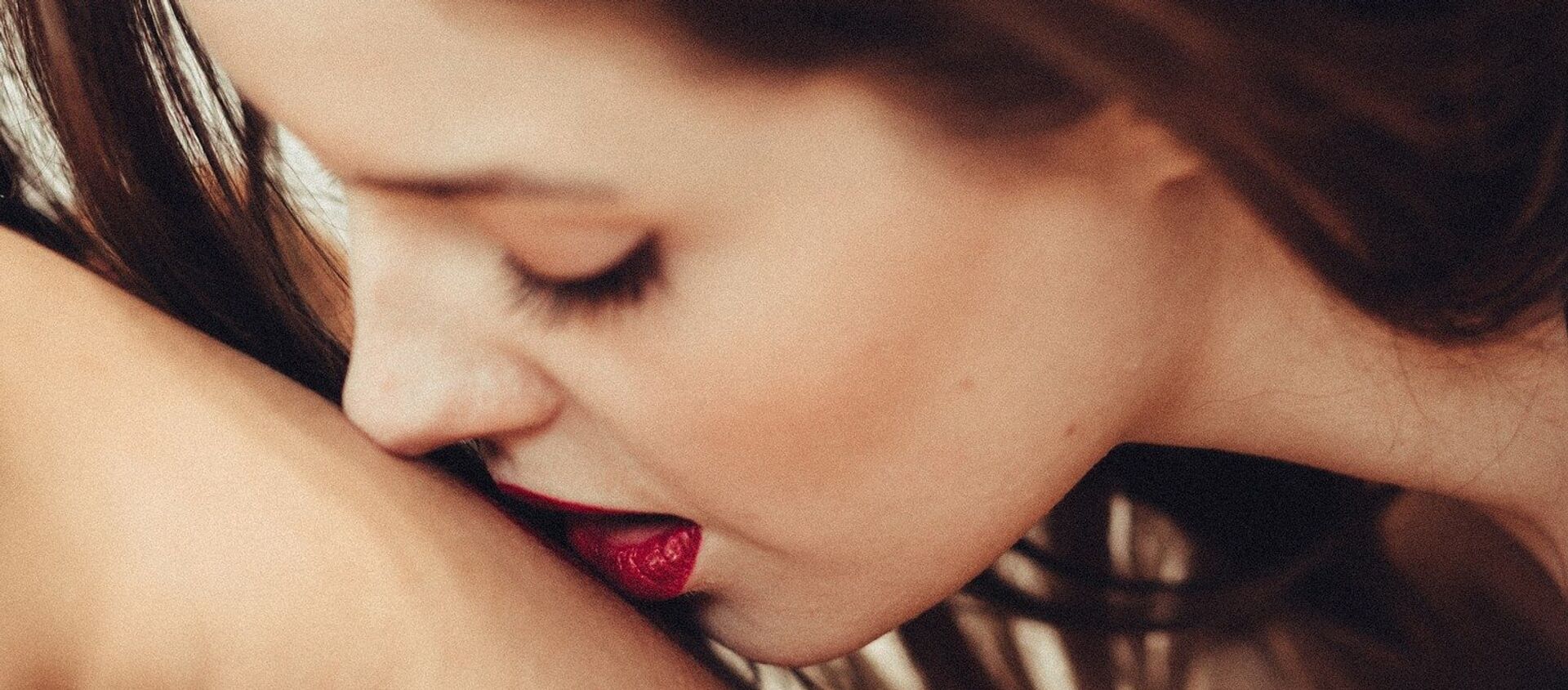 Una mujer besa a un hombre - Sputnik Mundo, 1920, 14.09.2019