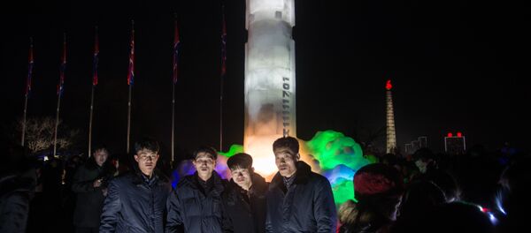 Una enorme escultura de hielo inspirada en el misil balístico intercontinental norcoreano Hwasong-15, Pyongyang, Corea del Norte, enero de 2018 Una enorme escultura de hielo inspirada en el misil balístico intercontinental norcoreano Hwasong-15, Pyongyang, Corea del Norte, enero de 2018 - Sputnik Mundo