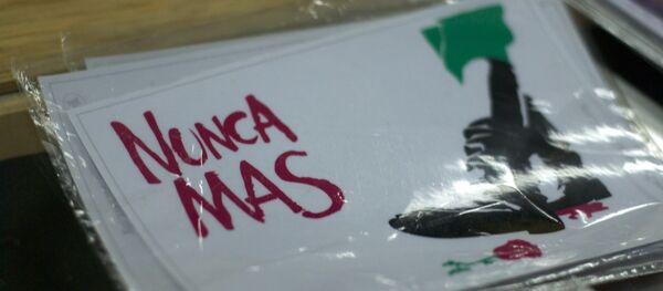 Pegatina con la consigna Nunca Más, reivindicada por los activistas por los Derechos Humanos en Argentina - Sputnik Mundo