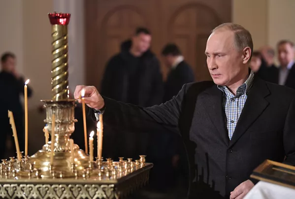 El presidente de Rusia, Vladímir Putin, durante la misa de Navidad en el templo de Santo Simeón el Justo y Ana la profetisa —en San Petersburgo—, 6 de enero de 2018 - Sputnik Mundo
