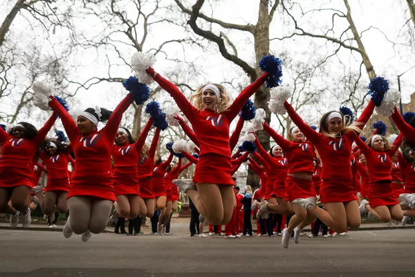 Unas animadoras durante un desfile con motivo del Año Nuevo en Londres. - Sputnik Mundo