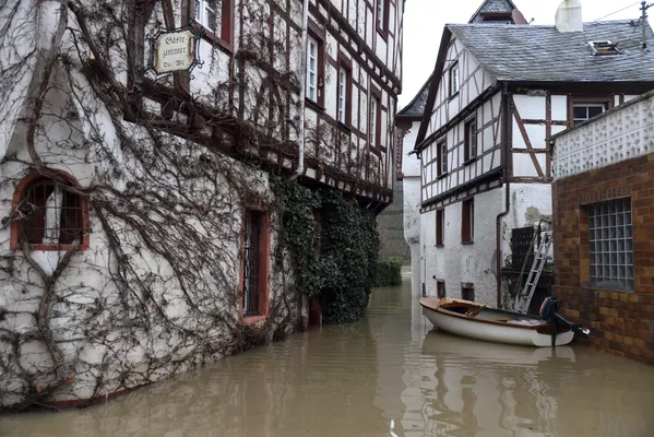 Una calle inundada de la ciudad alemana de Pünderich. - Sputnik Mundo