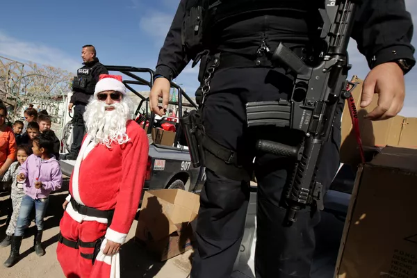Un agente de policía mexicano vestido de Santa Claus reparte regalos entre los niños en el día de los Reyes Magos. - Sputnik Mundo
