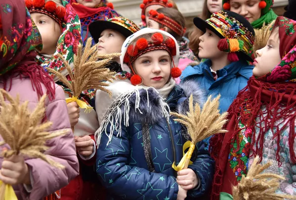Niños vestidos con trajes típicos durante la Navidad en la ciudad ucraniana de Lviv. - Sputnik Mundo