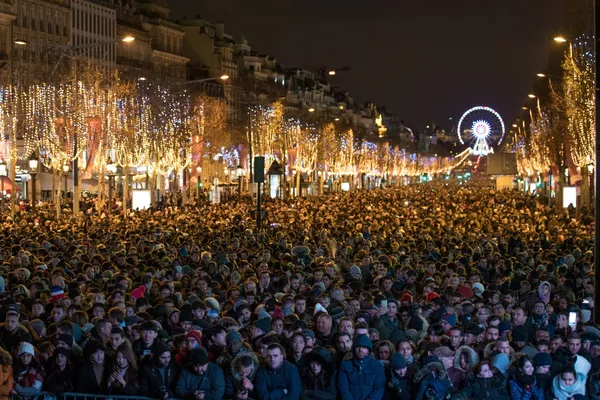 Celebración de Año Nuevo en los Campos Elíseos, París (Francia), el 1 de enero de 2018 - Sputnik Mundo