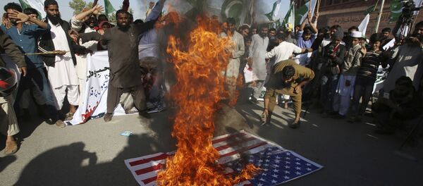 Manifestantes queman la bandera de EEUU en señal de protesta por el tuit de Donald Trump en el que acusó a los paquistaníes de ser mentirosos y estafadores, Karachi (Pakistán), el 2 de enero de 2018 - Sputnik Mundo