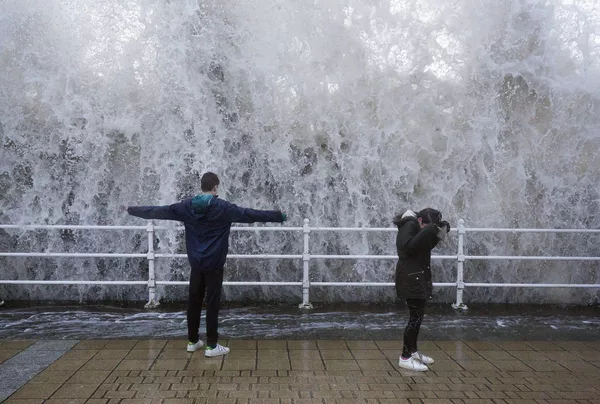 La tormenta Eleanor azotó el oeste de Europa con ráfagas de viento de hasta 160 km/h que causaron numerosos daños y varias víctimas mortales. Aberystwyth (Reino Unido), el 3 de enero de 2018 - Sputnik Mundo