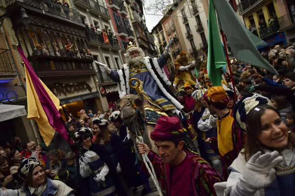 Miles de personas del mundo hispano celebraron la llamada Cabalgata de Reyes Magos. Pamplona (España), el 5 de enero de 2018 - Sputnik Mundo