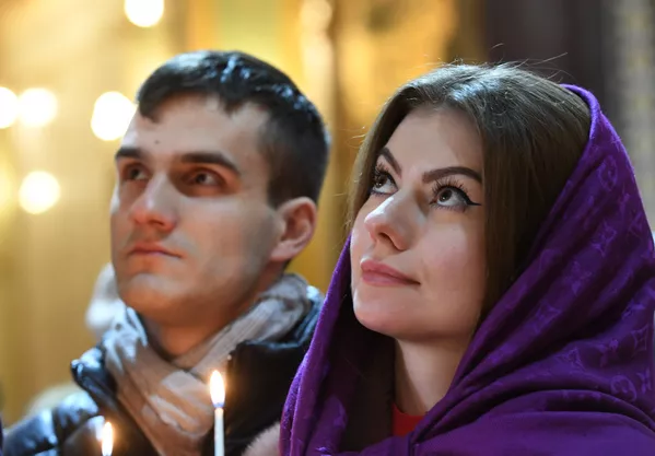 Fieles rusos en la Catedral de Cristo Salvador de Moscú durante la misa ortodoxa de Navidad celebrada en la noche del 6 al 7 de enero - Sputnik Mundo