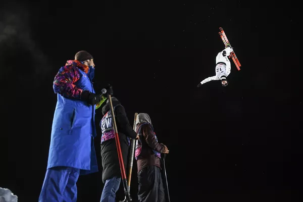 El canadiense Olivier Rochon durante la Copa Mundial de esquí acrobático celebrada en Moscú, el 6 de enero de 2018 - Sputnik Mundo
