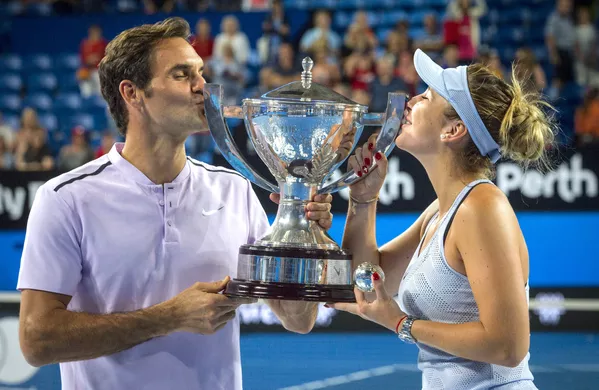 El dúo suizo compuesto por Roger Federer y Belinda Bencic besan el trofeo de la Copa Hopman, donde compiten equipos compuestos por un tenista masculino y otro femenino, en Perth (Australia), el 6 de enero de 2018 - Sputnik Mundo