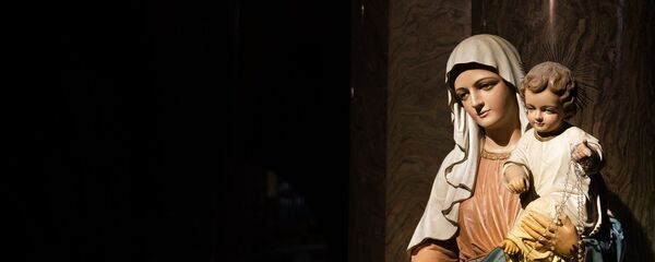 Una estatua de la Virgen María con Jesús - Sputnik Mundo