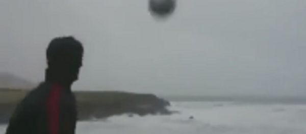 Un irlandés juega al fútbol… con la tormenta Eleanor - Sputnik Mundo