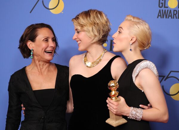 La directora Greta Gerwig y las actrices Laurie Metcalf y Saoirse Ronan - Sputnik Mundo