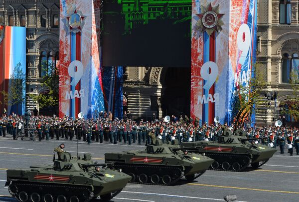 Los vehículos de combate BMD-4M, durante el desfile de la Victoria en la Plaza Roja de Moscú (2017) - Sputnik Mundo