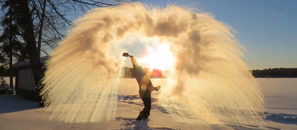 El increíble frío que congela al instante el agua hirviendo - Sputnik Mundo