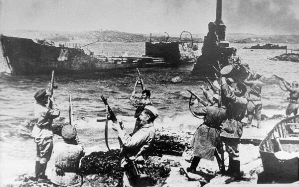 Soldados celebrando la liberación de Sebastopol durante la IIGM Soldados celebrando la liberación de Sebastopol durante la IIGM - Sputnik Mundo