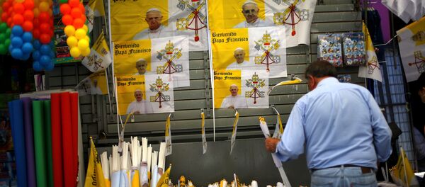 Un hombre vende objetos para celebrar la visita del papa a Chile Un hombre vende objetos para celebrar la visita del papa a Chile - Sputnik Mundo