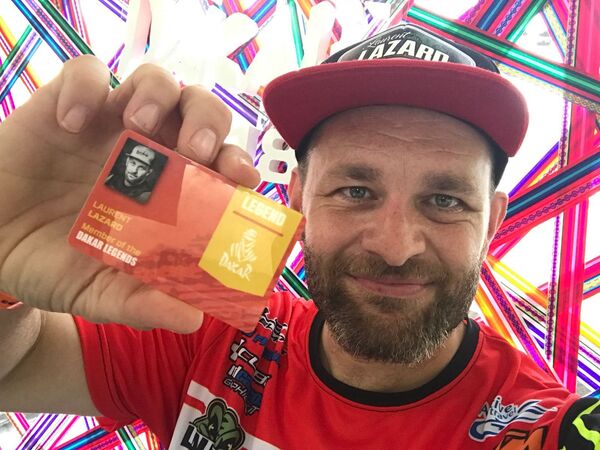 Laurent Lazard con su carnet de Leyenda del Dakar - Sputnik Mundo