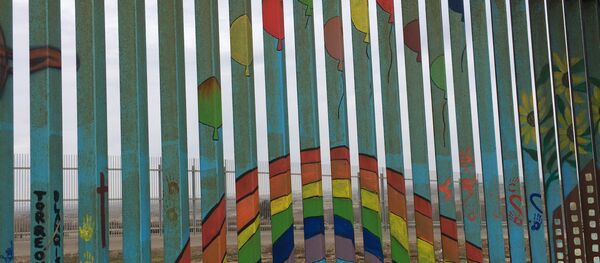 Una parte pintada del muro fronterizo Estados Unidos-México - Sputnik Mundo