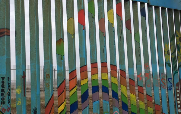 Una parte pintada del muro fronterizo Estados Unidos-México Una parte pintada del muro fronterizo Estados Unidos-México - Sputnik Mundo
