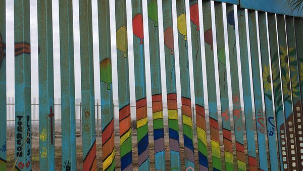 Una parte pintada del muro fronterizo Estados Unidos-México - Sputnik Mundo