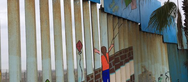 Una parte pintada del muro fronterizo Estados Unidos-México - Sputnik Mundo