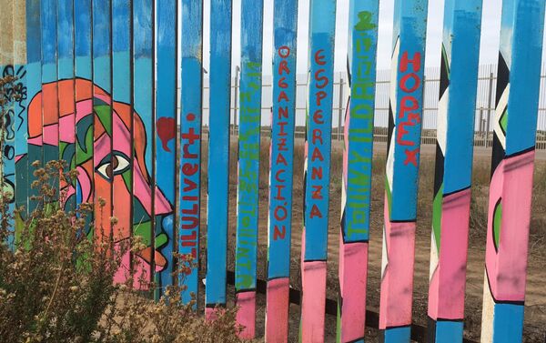 Una parte pintada del muro fronterizo Estados Unidos-México - Sputnik Mundo