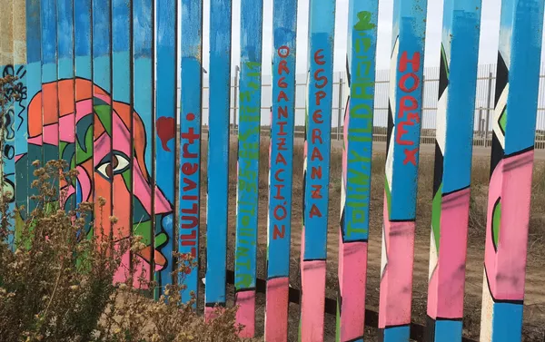 Una parte pintada del muro fronterizo Estados Unidos-México Una parte pintada del muro fronterizo Estados Unidos-México - Sputnik Mundo